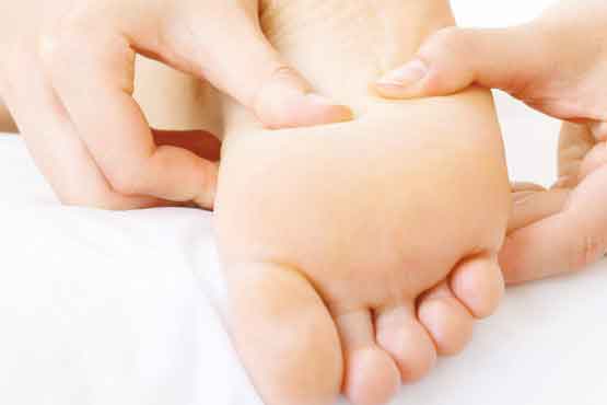 فواید ماساژ پا برای تسکین سردرد